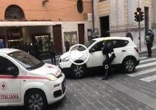 Esibizione da cinema in piazza: automobilista scappa con agente aggrappato al finestrino [e addetto rimozione in macchina!]