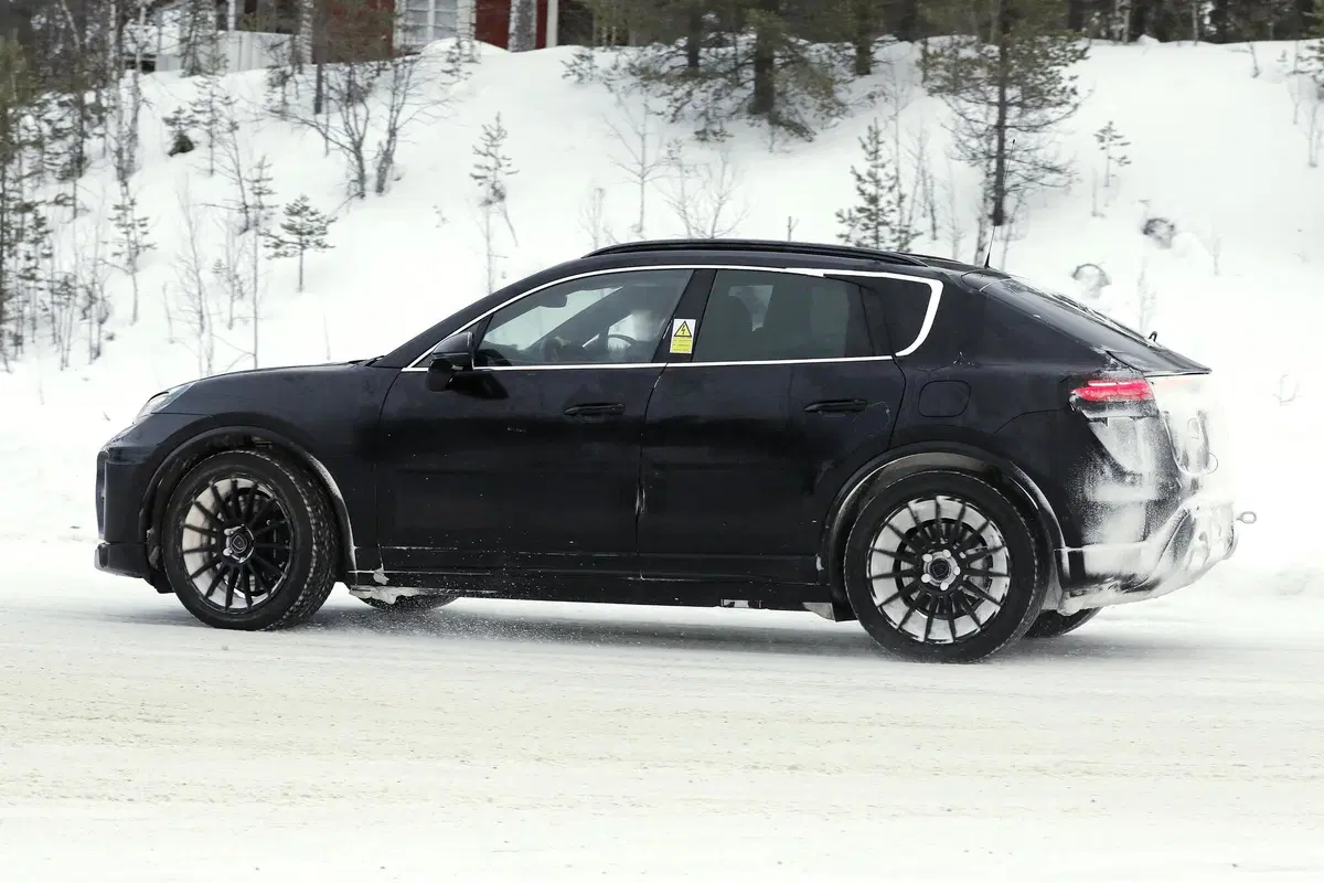Porsche Macan EV 2023: la SUV 100% elettrica per affiancare Taycan nelle zero emissioni [FOTO GALLERY] (23)