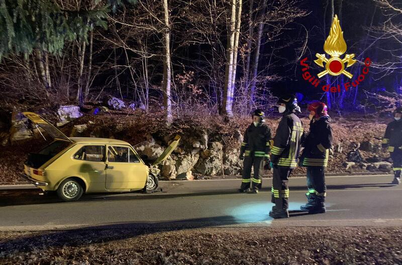 Brutto compleanno dei 50 per l&rsquo;antenata Fiat Punto Cross Hybrid: Fiat 127 crashata contro un masso