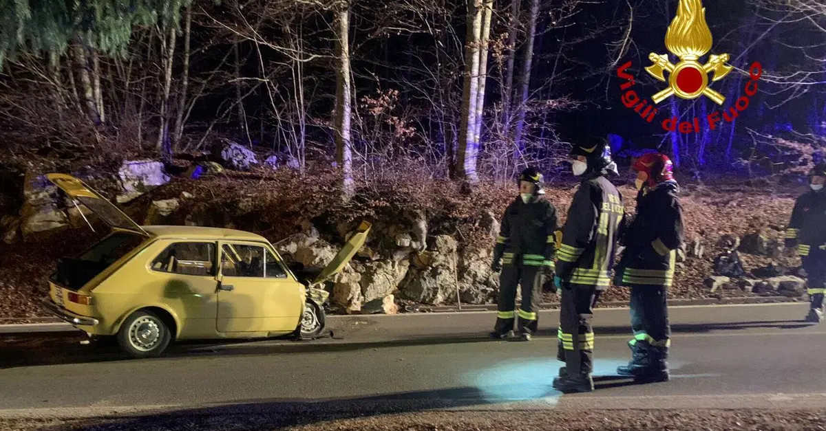 Brutto compleanno dei 50 per l&rsquo;antenata Fiat Punto Cross Hybrid: Fiat 127 crashata contro un masso