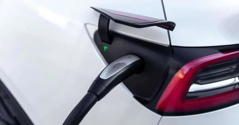 Supercharger di Tesla aperti a tutte le auto elettriche: si parte dalla Francia