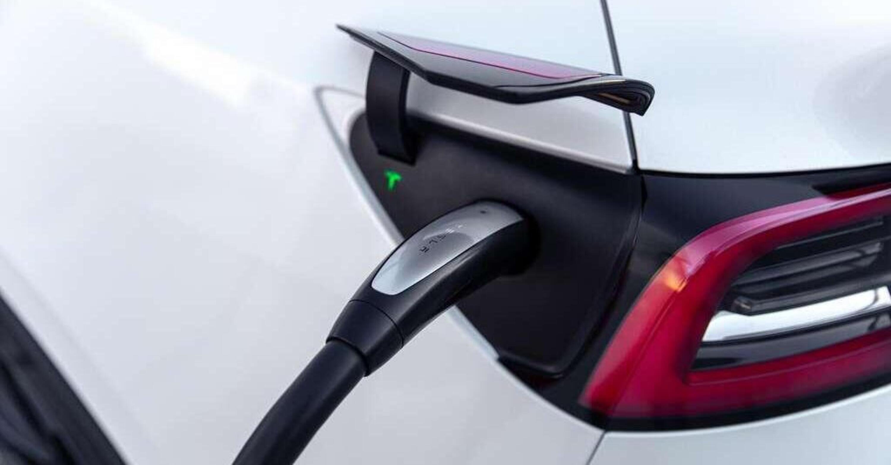 Supercharger di Tesla aperti a tutte le auto elettriche: si parte dalla Francia
