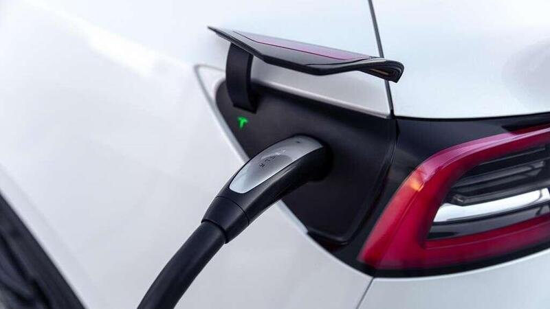 Supercharger di Tesla aperti a tutte le auto elettriche: si parte dalla Francia