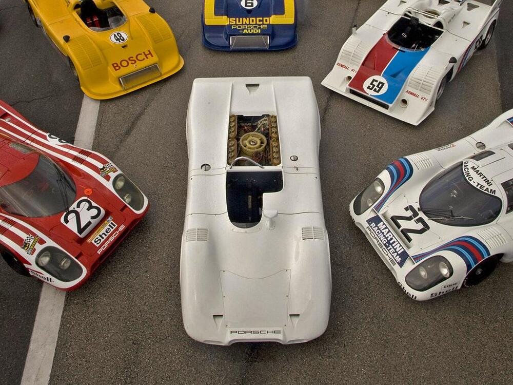 Al centro, la Porsche 917 a 16 cilindri boxer