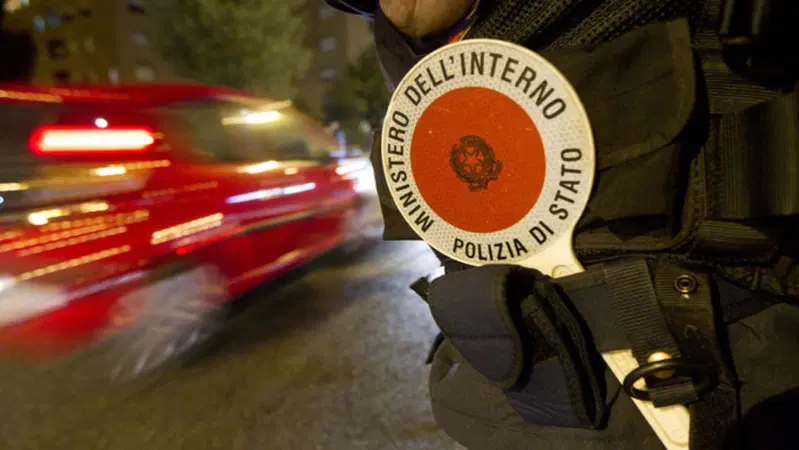 Scappa dalla polizia sulla Fiat 500 a 180 Km/h in citt&agrave;: per rubare l'incasso del bar