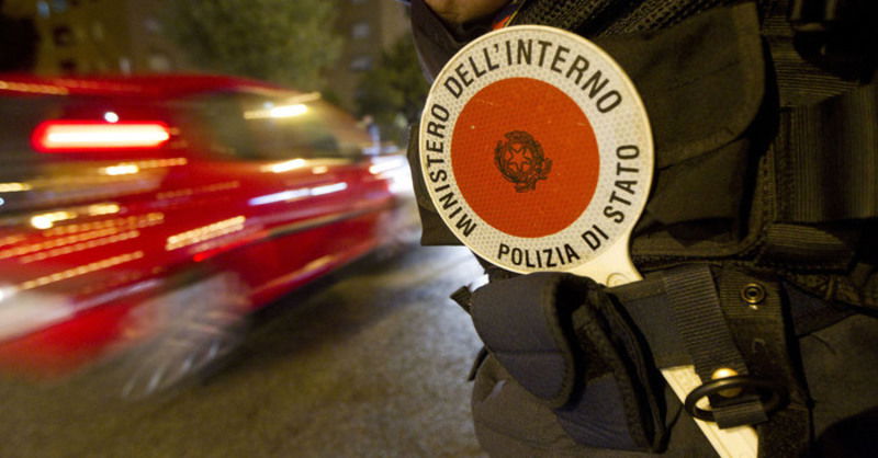 Scappa dalla polizia sulla Fiat 500 a 180 Km/h in citt&agrave;: per rubare l&#039;incasso del bar