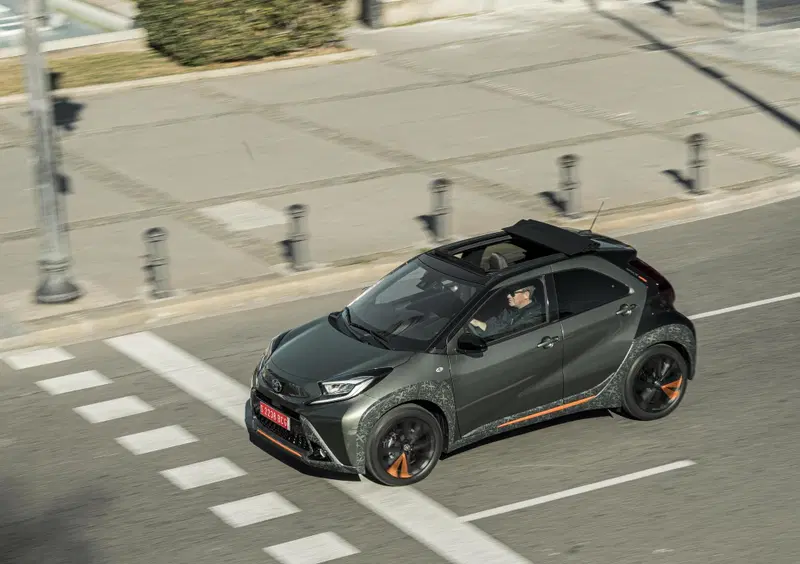 Aygo X offre anche il tetto in tela. Quasi una "cabrio"
