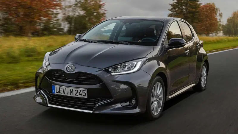 Le nuove Mazda2 (una con l'ibrido Toyota) su listino prezzi Italia: ampia differenza tecnica ed economica [da 18K]