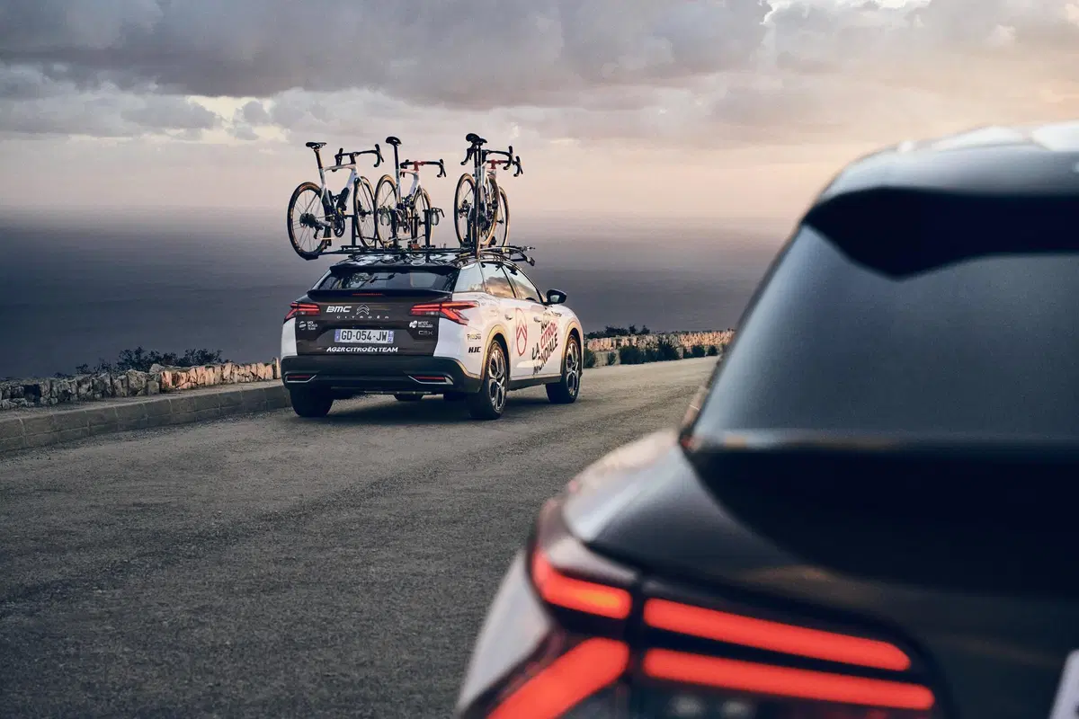 Citroen corre nel ciclismo internazionale con i giovani di AG2R: C5 X La Mondiale ammiraglia in tutti i sensi (3)
