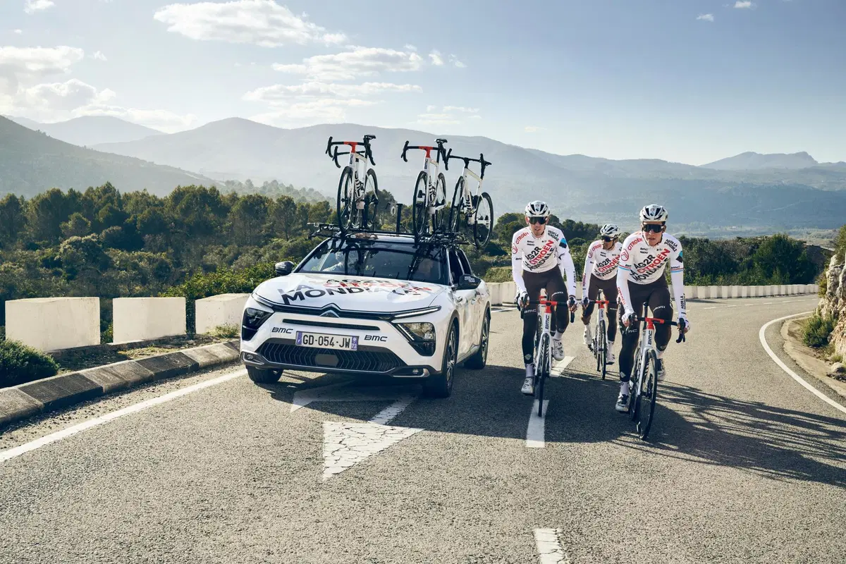 Citroen corre nel ciclismo internazionale con i giovani di AG2R: C5 X La Mondiale ammiraglia in tutti i sensi (6)