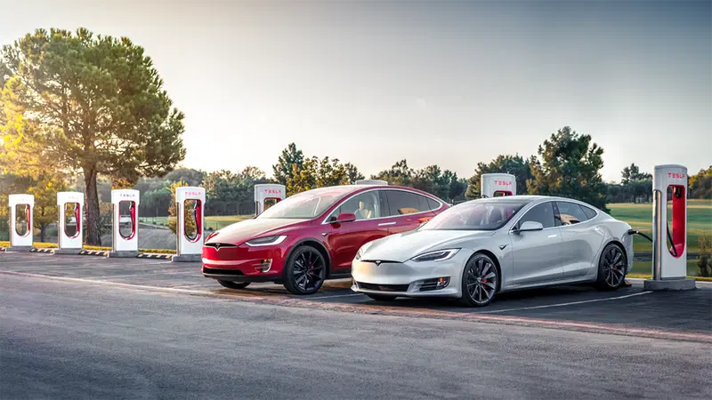 Incredibile ma vero grazie a Elon: ricarica gratis ai Tesla Supercharger [e posti lavoro per studenti]