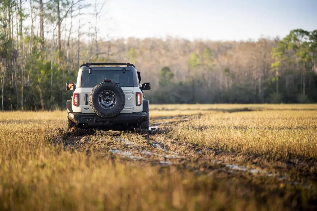 Ford Bronco Everglades, un turbo da 300 CV per entrare nei guadi degli States (13)