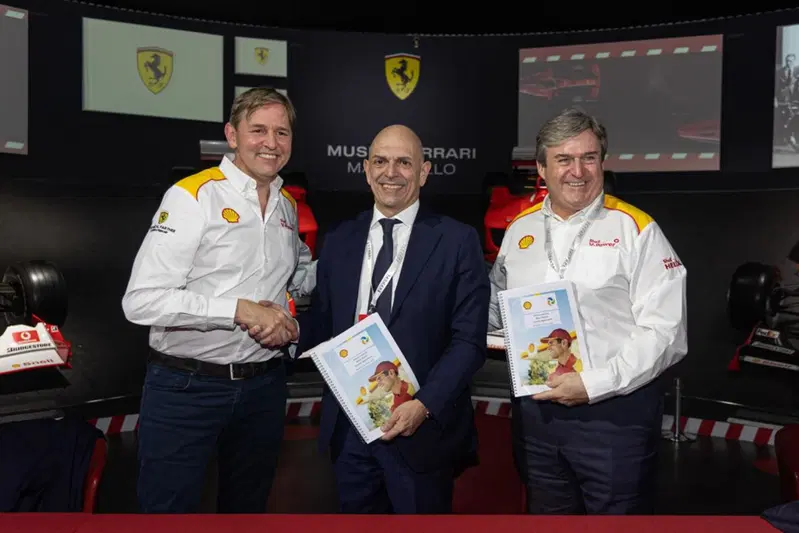 L'accordo fra Shell e PAD. Da  sinistra Huibert Vigeveno (Downstream Director), Enrico Zampedri (chairman PAD Multienergy) e Istvan Kapitany (Shell Global Executive Vice President Mobility)