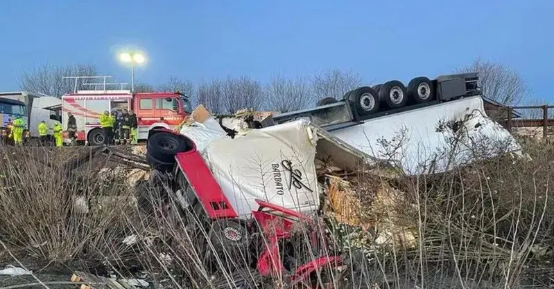 Tremendo incidente sull'autostrada A22, oggi: camion bloccato nel fango e autista rinvenuto dopo ore