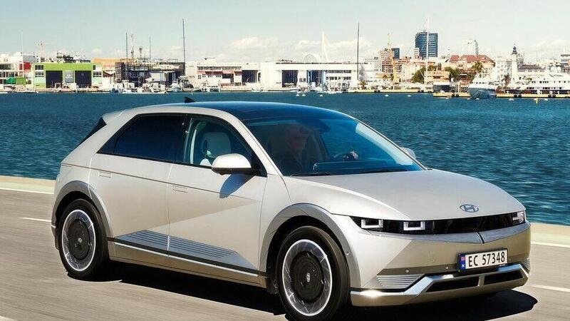 Hyundai Ioniq 5 2022, verso il futuro con una batteria pi&ugrave; capiente e specchi digitali