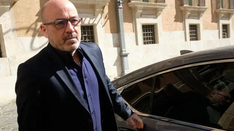 Solo auto elettriche dal 2035? Il ministro Cingolani: &ldquo;Non obbligo, ma una posizione orientativa&rdquo;