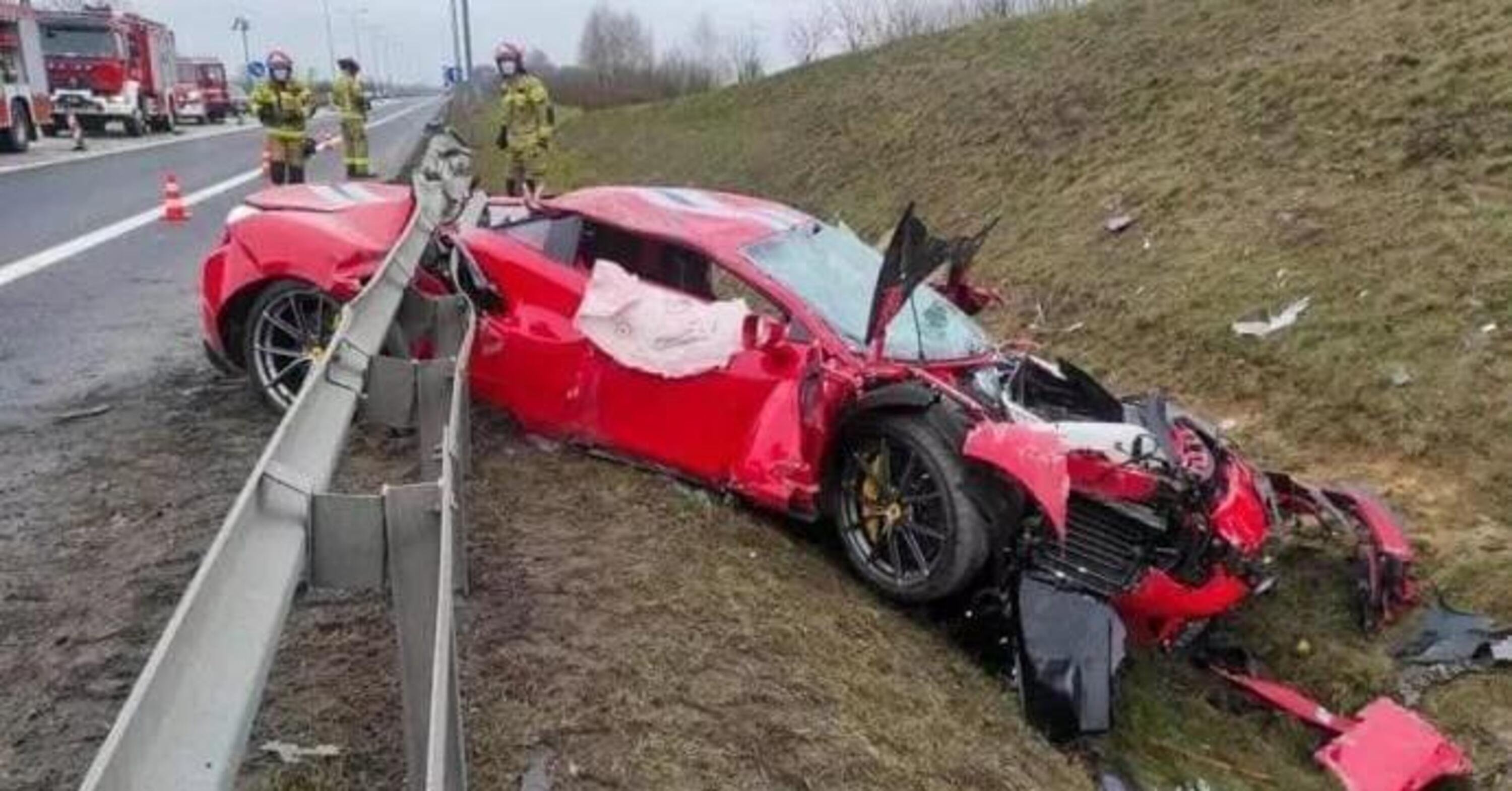 Danno pesante alla Ferrari 488 Pista: crash in autostrada ad alta velocit&agrave;