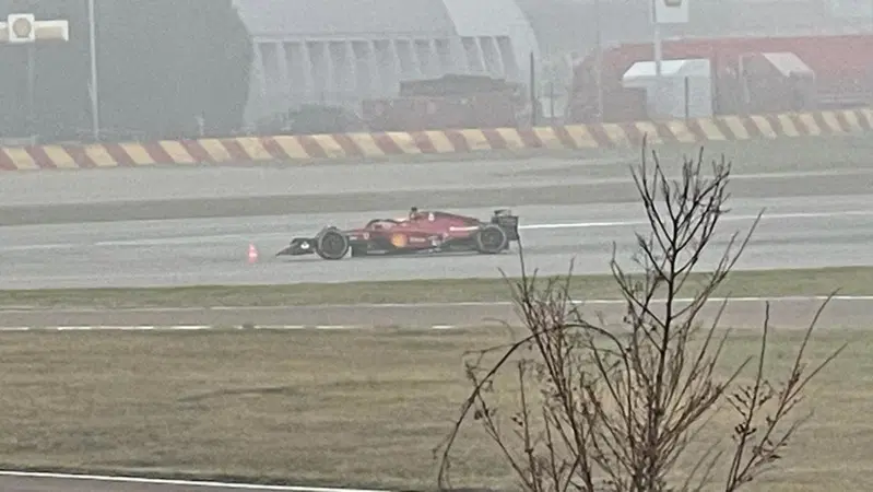Formula 1, la Ferrari F1-75 scende in pista nella nebbia di Fiorano [Video]