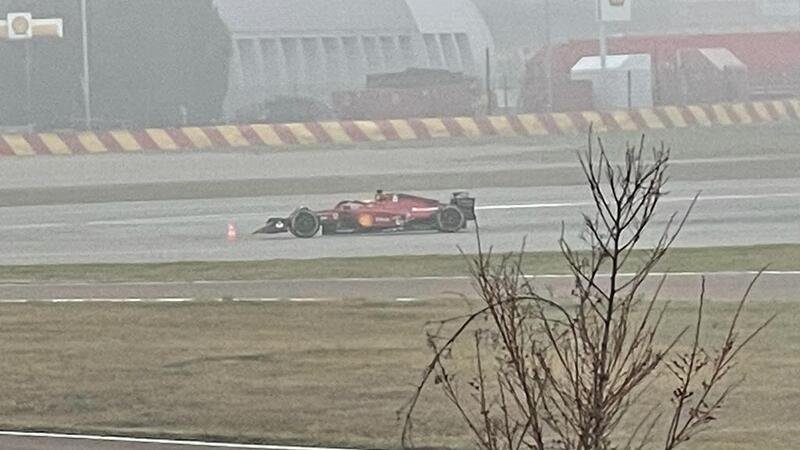 Formula 1, la Ferrari F1-75 scende in pista nella nebbia di Fiorano [Video]