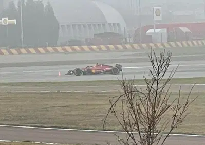 Formula 1, la Ferrari F1-75 scende in pista nella nebbia di Fiorano [Video]