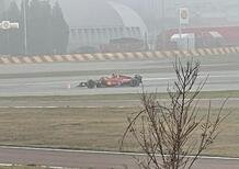 Formula 1, la Ferrari F1-75 scende in pista nella nebbia di Fiorano [Video]