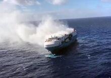 Nave cargo in fiamme nell’Atlantico: l'equipaggio abbandona migliaia di Porsche e Volkswagen