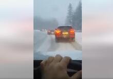 Con la vecchia Fiat Panda(141) umilia fior di SUV e auto, ridendosela al volante: video sulle nevi