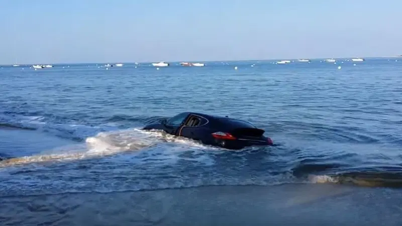 Porsche Panamera parcheggiata in spiaggia finisce sommersa dall'acqua