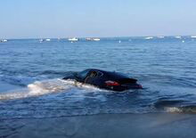 Porsche Panamera parcheggiata in spiaggia finisce sommersa dall'acqua