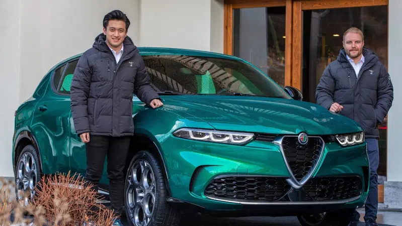 Valtteri Bottas e Guanyu Zhou scaldano i motori con l'Alfa Romeo Tonale