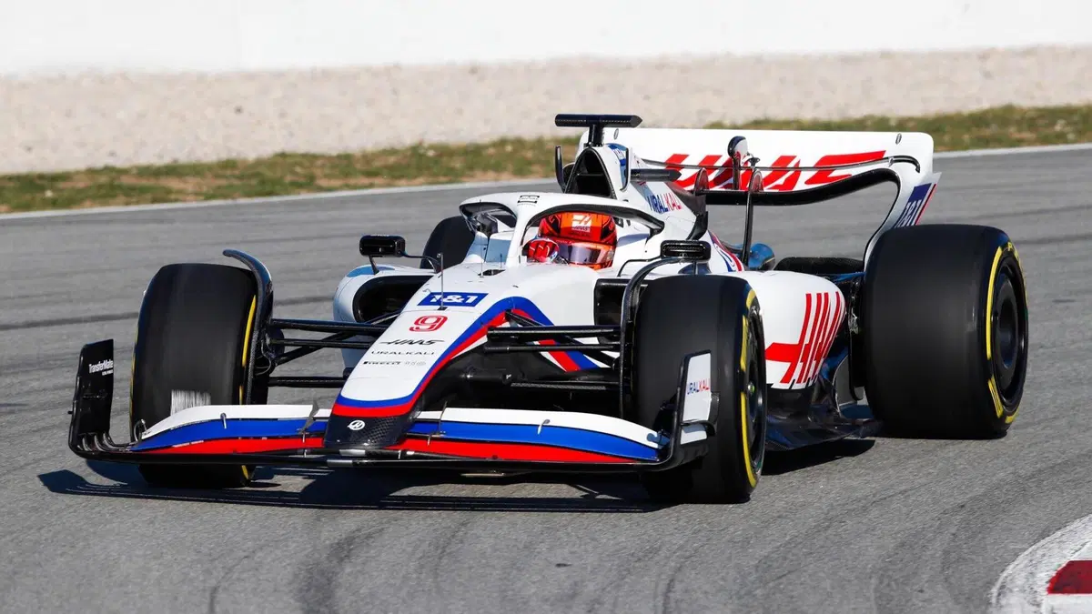 Formula 1, la Haas VF-22 scende in pista a Barcellona [Video] (2)