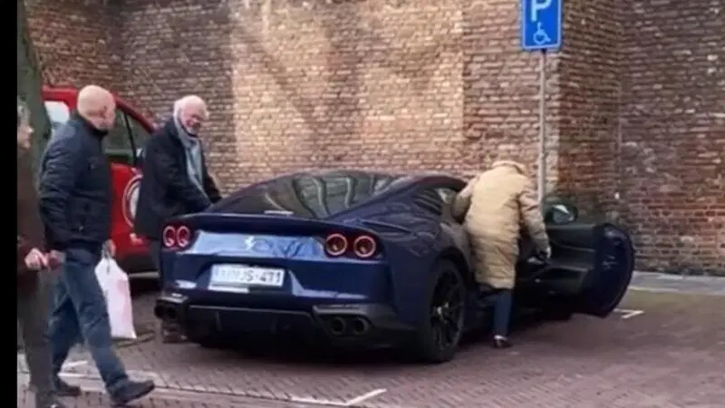 Gratificazioni motoristiche da pensione? L'anziano che riprende l'auto dal parcheggio invalidi, una Ferrari 812 Superfast