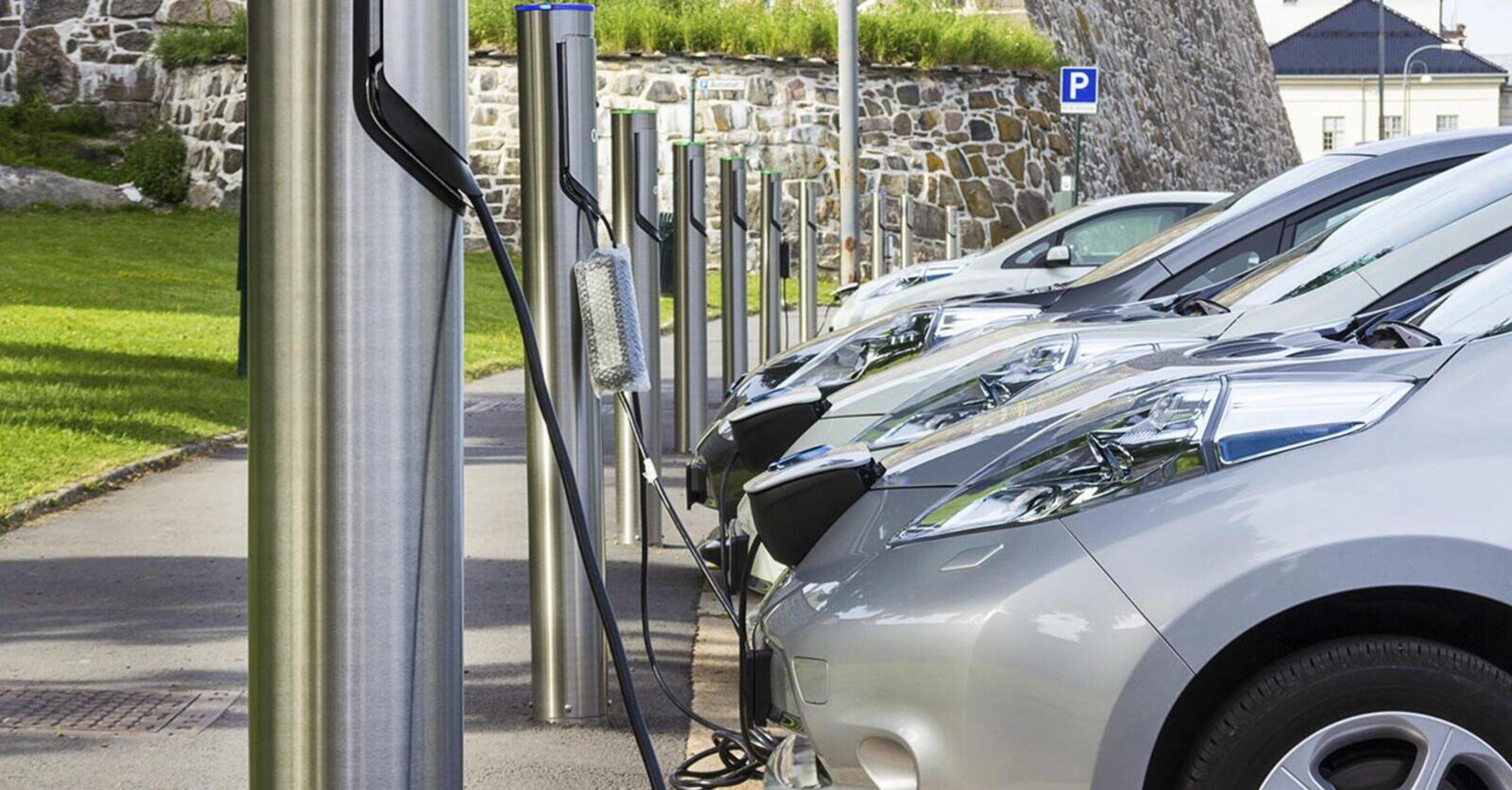 Incentivi auto: via libera ai contributi per ibride ed elettriche pari a 800 milioni di euro