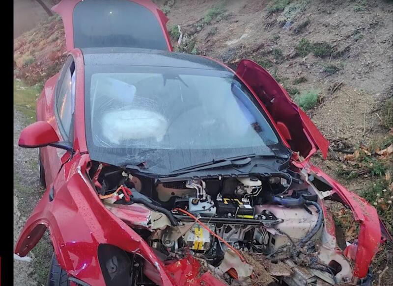 Acquaplaning ad alta velocit&agrave; con rischio morte tra le auto, evitato dalla Tesla Model Y [video]