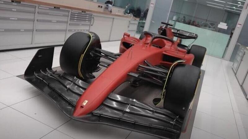 F1, la Ferrari F1-75 nuda si lascia vestire con gli sticker degli sponsor [Video]