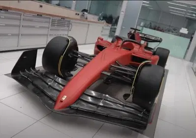 F1, la Ferrari F1-75 nuda si lascia vestire con gli sticker degli sponsor [Video]