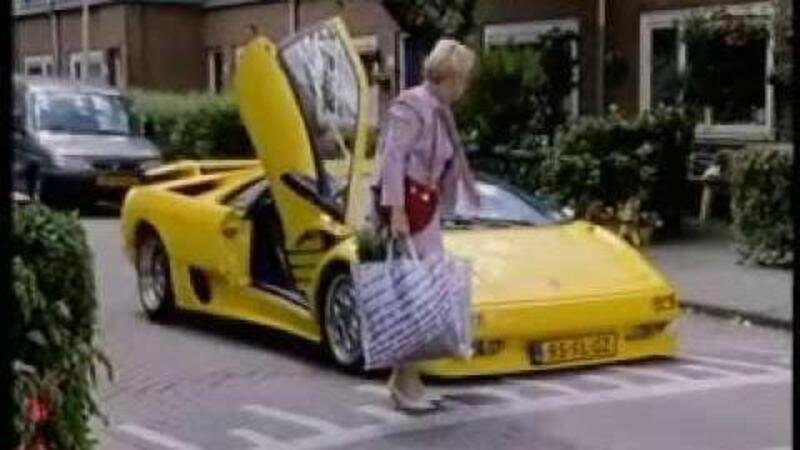 Spot TV Lotto Lamborghini gialla: per sorridere sui rischi della ricchezza [video]