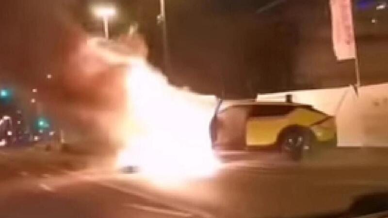 Grave incendio di una Kia EV6: l&#039;auto elettrica a fuoco in strada a Budapest [video]