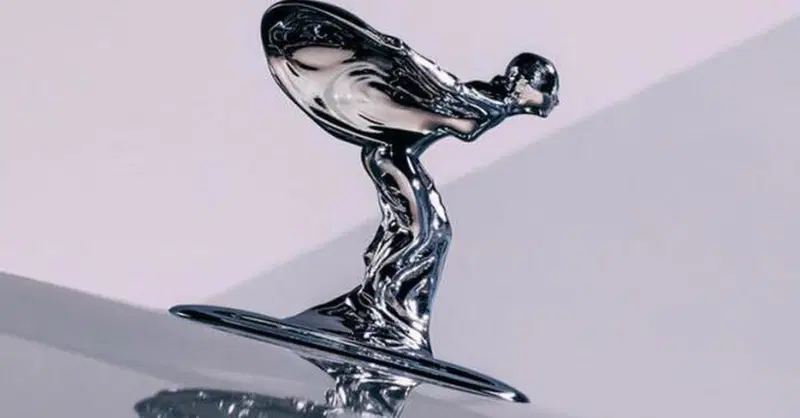 E' cambiato tutto nelle auto di oggi: persino l'emblema Rolls-Royce si deve "abbassare"