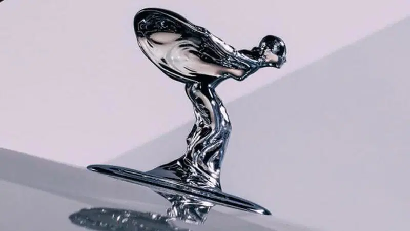 E' cambiato tutto nelle auto di oggi: persino l'emblema Rolls-Royce si deve "abbassare"