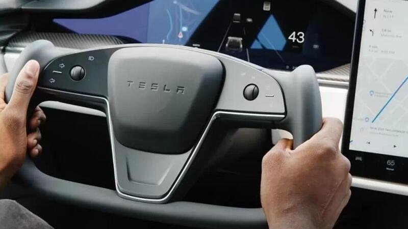 Tesla ci ripensa: il volante yoke pronto a diventare una semplice opzione