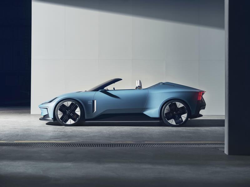 Polestar O2 concept, la roadster elettrica ha anche un drone per le riprese