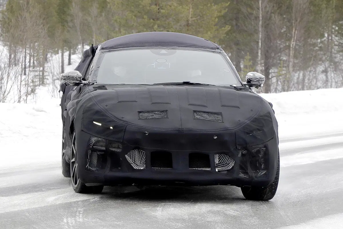 Ultimi test per il Ferrari Purosangue pre-serie in strada: traversi col V12 paura [e niente rivali] (2)