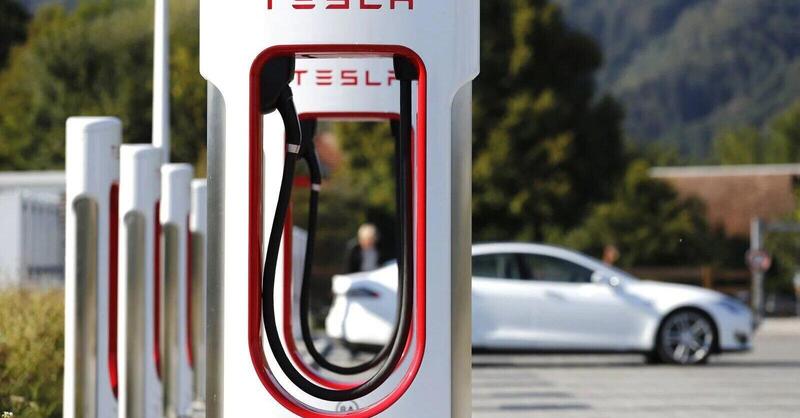 Tesla svela la stazione Supercharger costruita in soli 8 giorni grazie a un nuovo prefabbricato