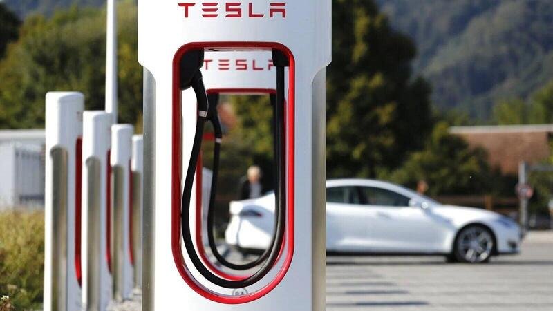 Tesla svela la stazione Supercharger costruita in soli 8 giorni grazie a un nuovo prefabbricato
