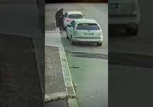 Quattro minuti e l'auto sparisce: ecco come fanno i ladri a Barletta [VIDEO]