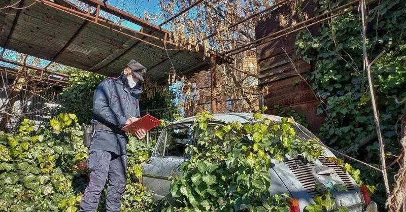 Cimitero delle auto in Emilia, a Gualtieri: 22 auto abbandonate da anni scoperte dai forestali