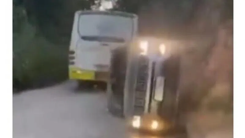 Bus fermo blocca la strada? No-problem: sorpasso impossibile con la Jeep su 2 ruote [video]