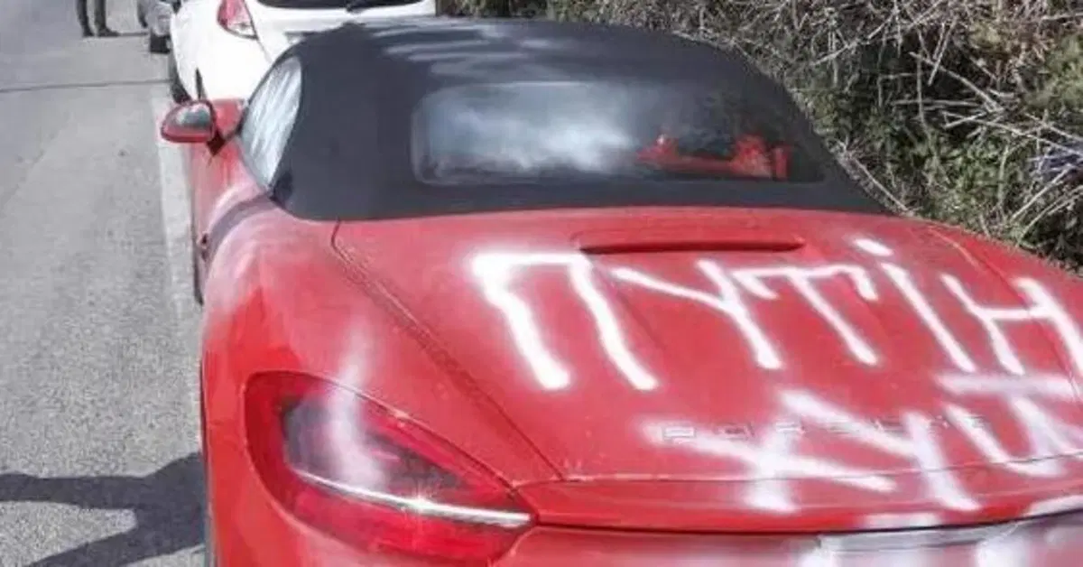 Porsche con targa russa vandalizzata a Siena