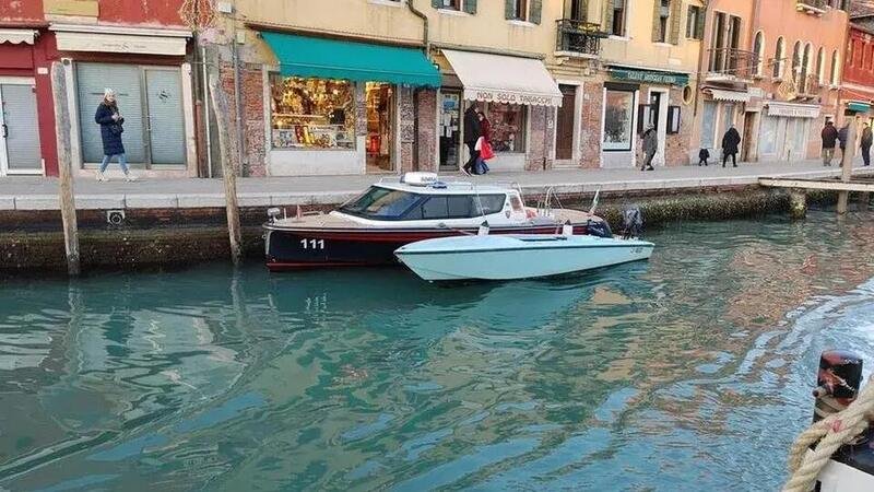 Inseguimento di barche tra canali di Venezia: ma non &egrave; un film [video]